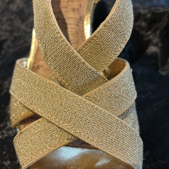 Lovely sandals, you can match it with jeans skirt or jeans - Picture 4 of 5